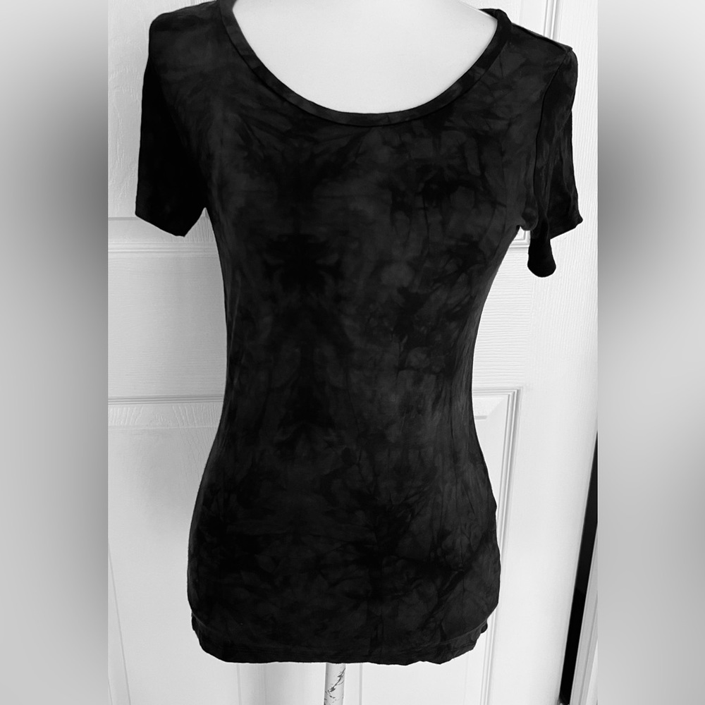 Tahari Short Sleeve Top - Size Small